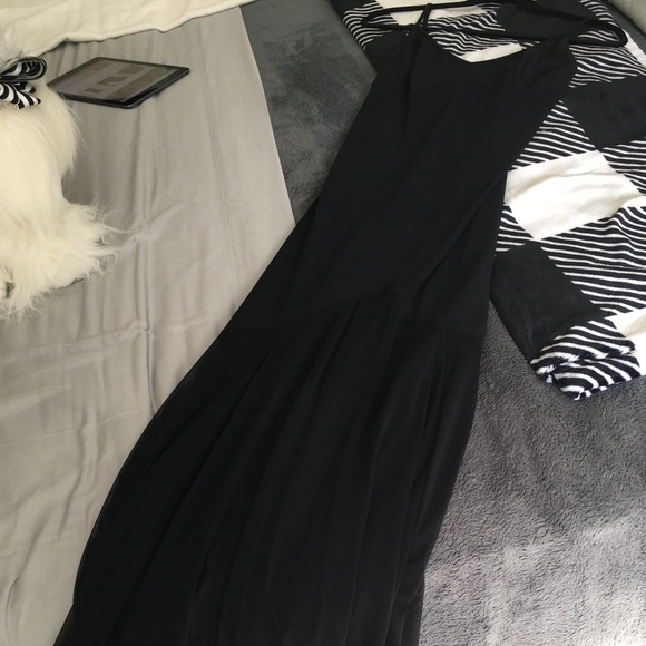 Long black dress with mesh draping - Picture 4 of 4